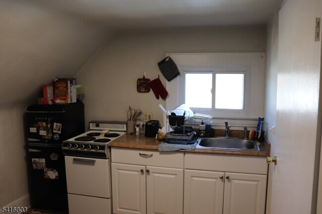 Building Photo - 327 Valley St