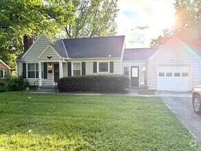 Building Photo - Charming 3-bedroom, 2-bath Cottage on a Sp...