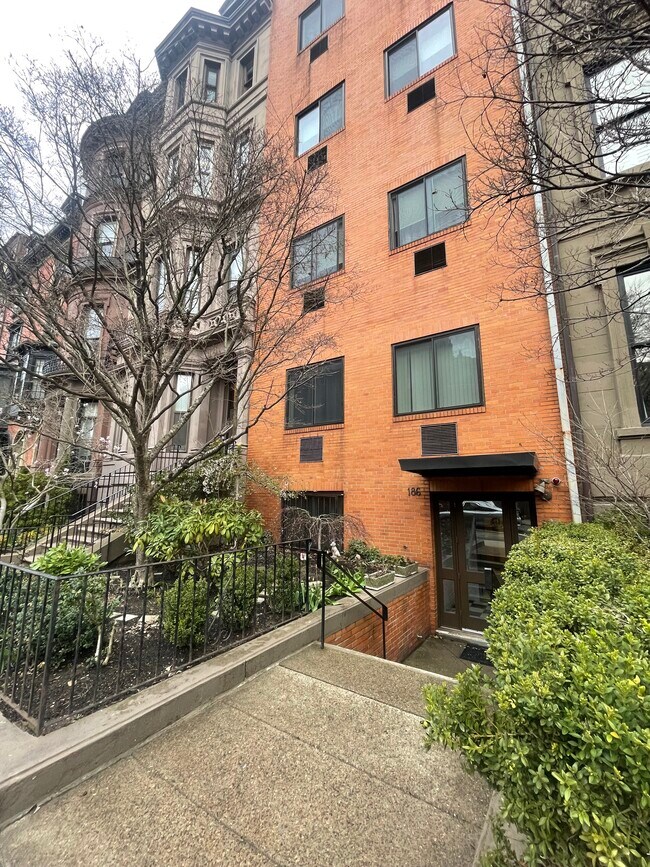 Building Photo - 186 Beacon St