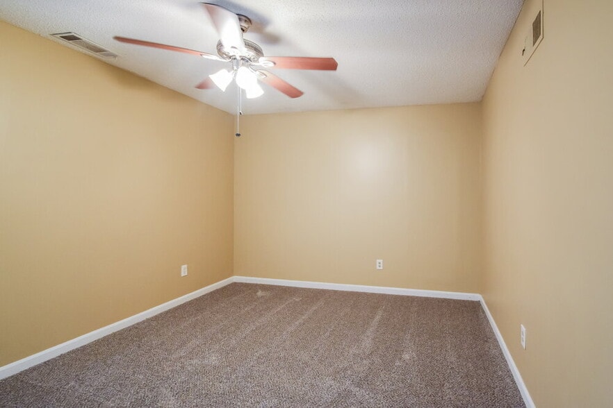 Building Photo - 2176 Woodfield Park Rd