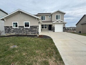 Building Photo - Luxury 5BR 4 BA Home w/ Pool and Clubhouse Access in GREAT location!