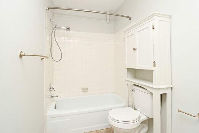 Building Photo - Move-in Ready End-Unit Stonehenge Townhome