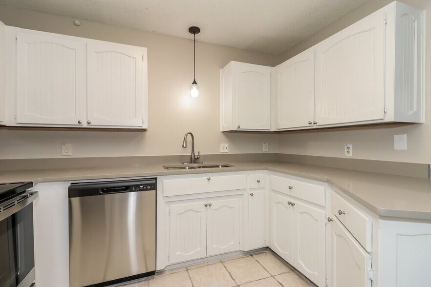 Building Photo - 6216 N Park Dr