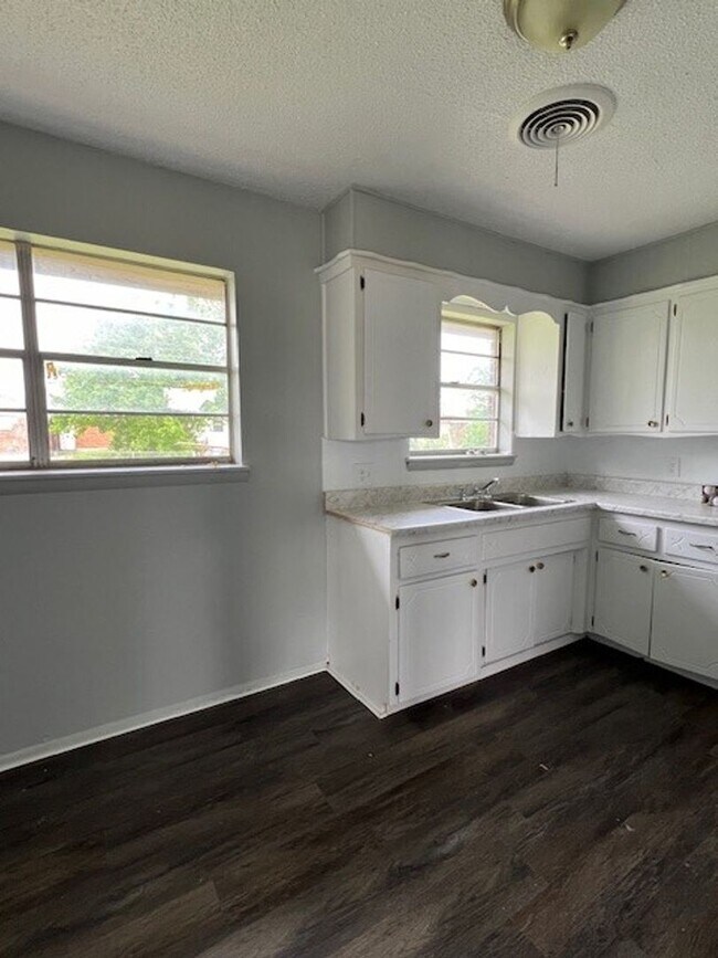 Building Photo - 3313 SW Salinas- AVAILABLE NOW!