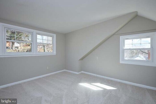 Building Photo - 221 Dale Dr