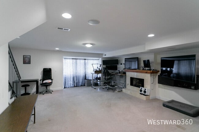 Building Photo - 1359 N Noble St