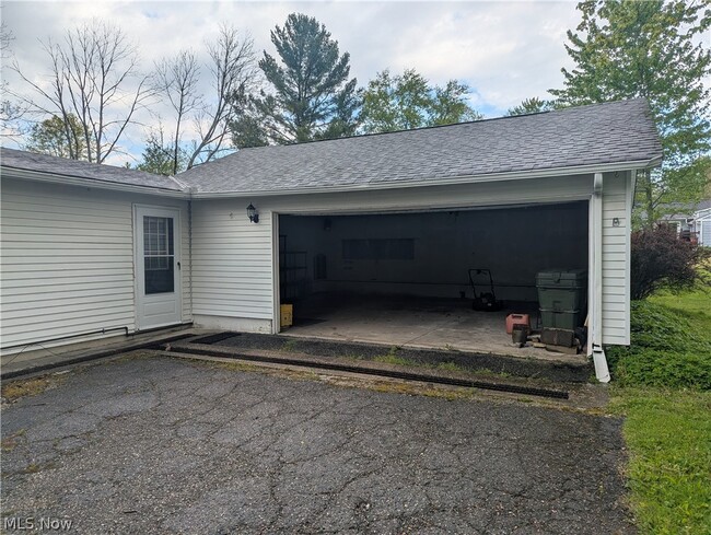 Building Photo - 707 Bell Rd