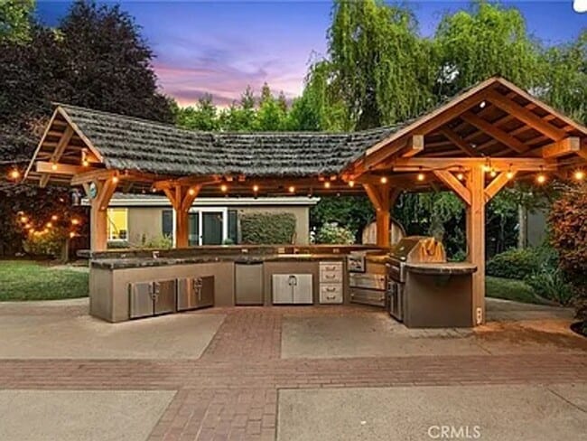 Building Photo - Custom built home with an AMAZING resort l...