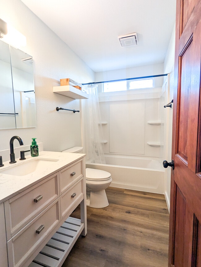 Building Photo - 1015 E Grand Ave