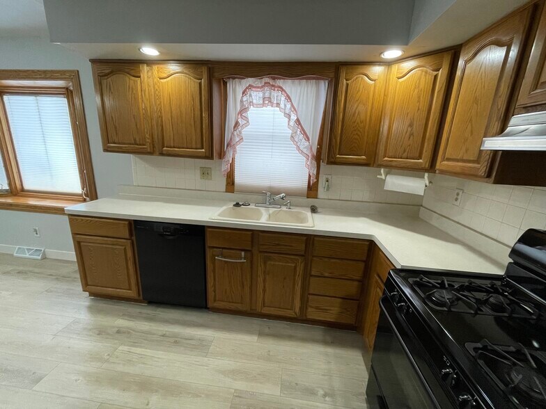 Building Photo - 1210 Woodridge Dr