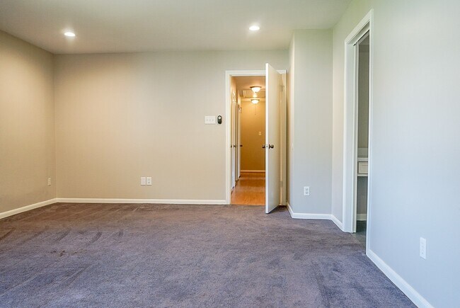 Building Photo - 7626 Coachwood Dr
