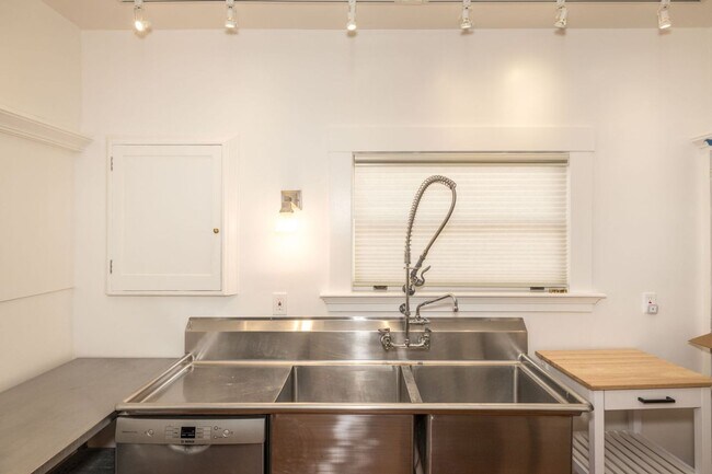 Building Photo - Spacious Home w/ Old World Charm, Steps to...