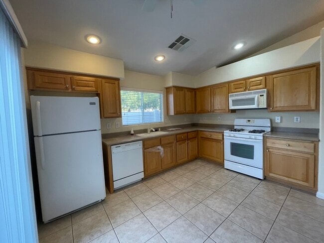 Building Photo - Carry Over Showing: This property has been...