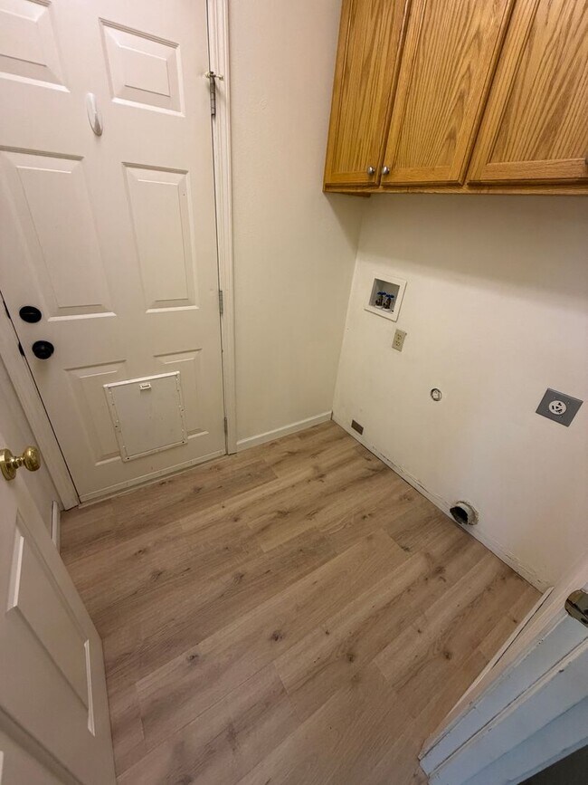 Building Photo - (WES) Spacious 2-Bed, 2-Bath Condo with Lo...