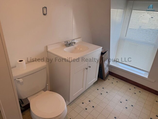 Building Photo - 825 Plymouth Ave