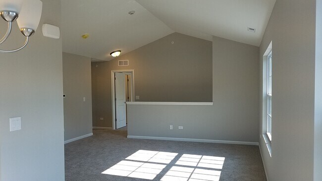 Building Photo - 2Br/2Ba Rental Home - Second Floor Emery Oak