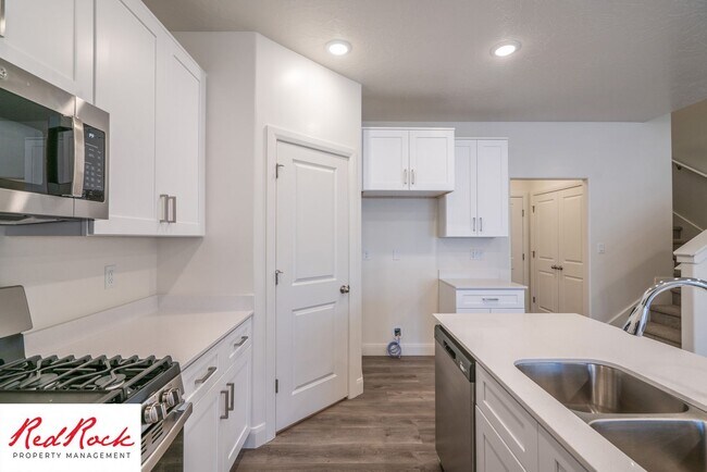 Building Photo - Stunning Spacious 3 Bedroom Unit