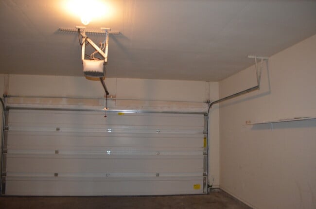 Building Photo - HUGE 5 BEDROOM HOME IN SAVANNAH HEIGHTS!