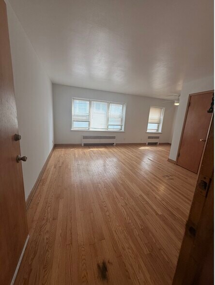 Building Photo - 4002 N Farwell Ave