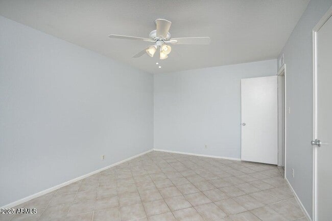 Building Photo - 2806 S Cottonwood Dr