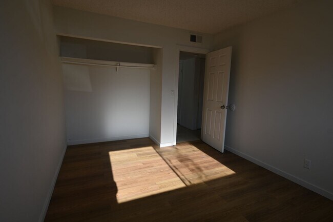 Building Photo - 2 Bedroom Apartment -Las Vegas -NO PETS -1...