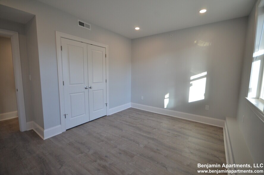 Building Photo - 120 Kenrick St