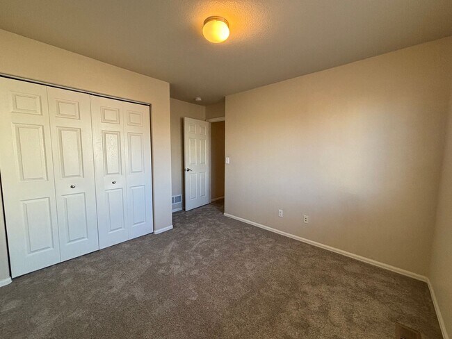 Building Photo - 3 Bed 2.5 Bath w/AC - MileStoneRES