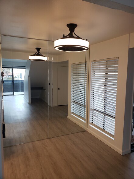 Building Photo - 2323 Huntington St