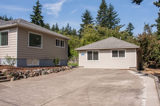 Building Photo - Spacious 7 Bedroom House! Sehome Neighborhood