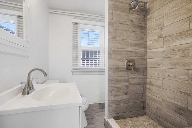 Building Photo - Updated 1 bed with flex space and yard