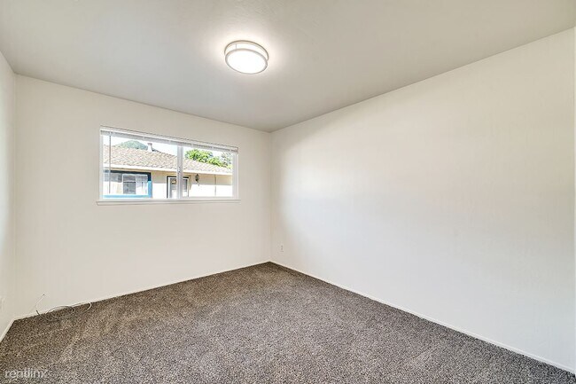 Building Photo - 2 br, 1 bath Duplex - 135 Warren Avenue B