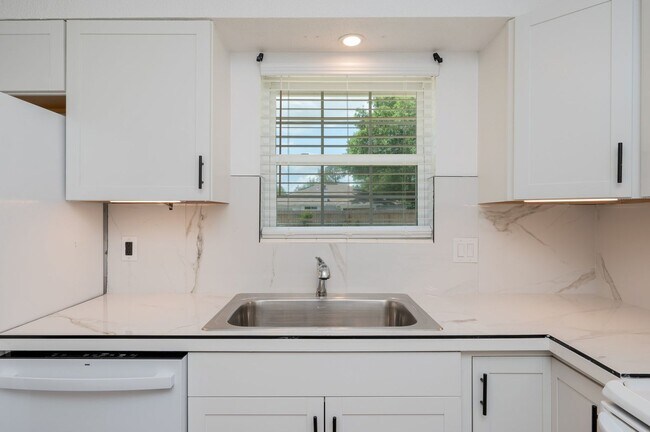Building Photo - Central 4 bedroom in Niceville!