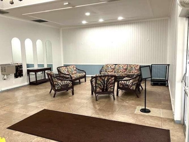 Building Photo - 317 Lake Evelyn Dr