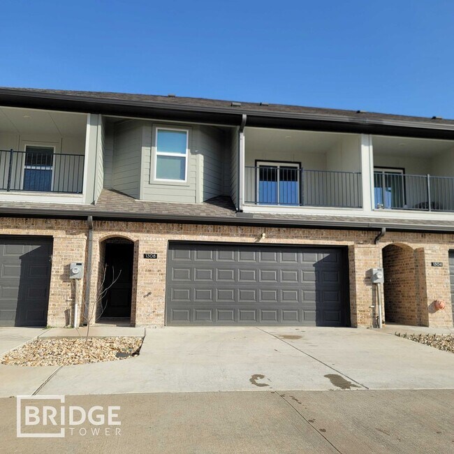 Building Photo - 1008 E Golden Ln