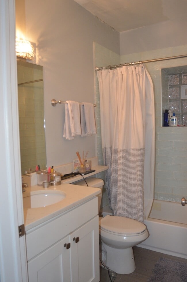 Building Photo - Luxury  3 bedroom duplex in Lakeview  www.CedarRealty.com