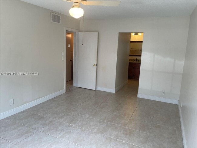 Building Photo - 110 Cypress Club Dr