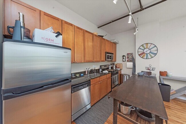 Building Photo - 4715 N Racine Ave