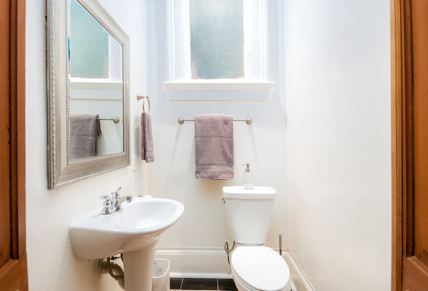 bathroom - 4221 Prytania St