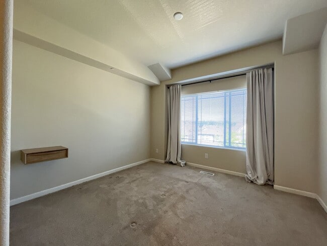 Building Photo - Spacious Bull Mountain Townhome Featuring Two Ensuite Bedrooms, Attached Garage & Modern Finishes &