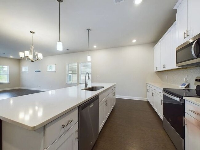 Building Photo - 3 Bed/2.5 Bath Beautiful Newer Constructio...