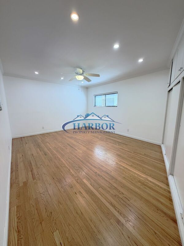 Building Photo - 827 W 22nd St