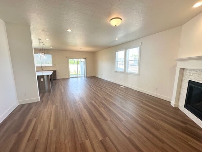 Building Photo - Beautiful 1 year old home available now!
