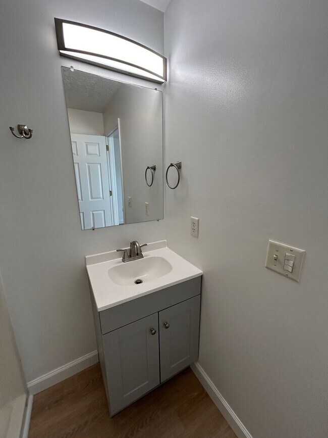 Building Photo - Candler - Recently Renovated Apt Ready for Occupancy!