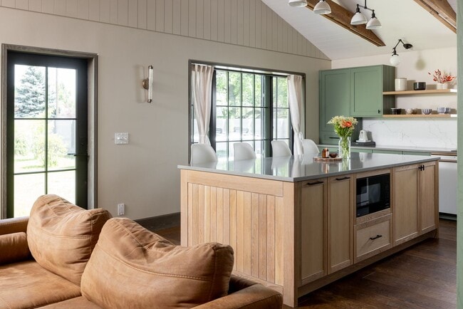 Building Photo - Soul of The old Bozeman with the conveniences of modern design with flexible lease dates