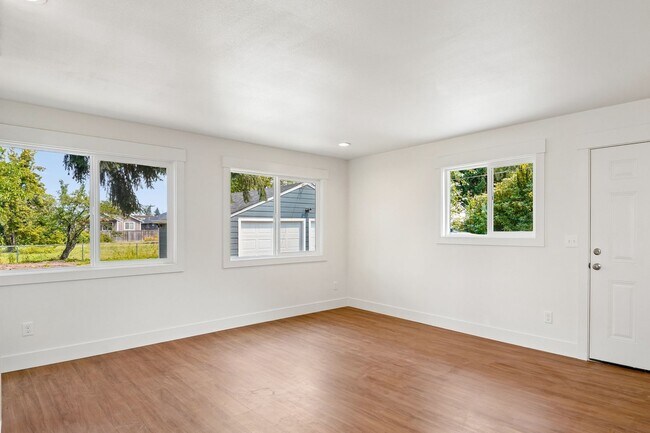 Building Photo - 131 E 70th St