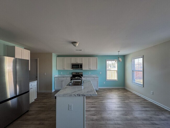 Building Photo - Spacious 4 Bed 2.5 Bath Home with Flex Rooms