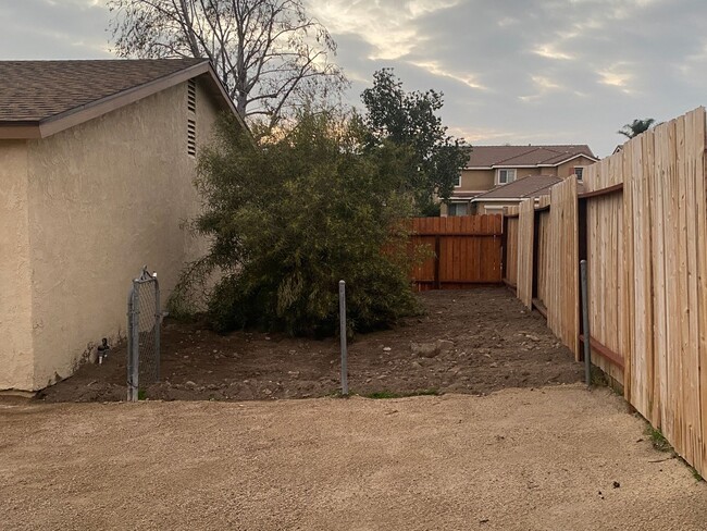 Building Photo - Single Story Upgraded Home in Fontana