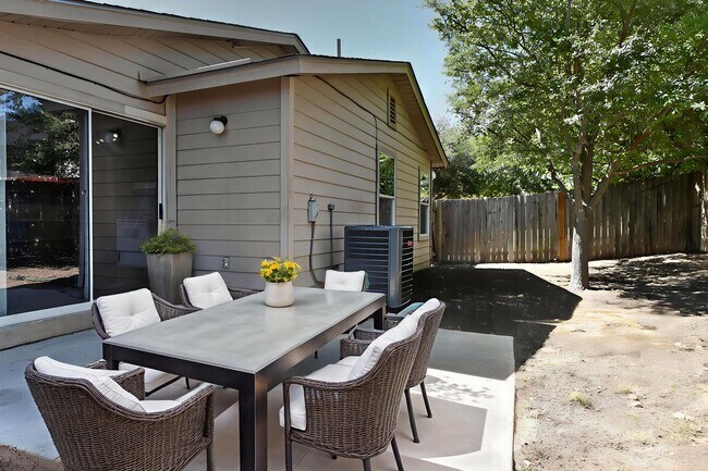 Building Photo - GREAT HOME  |  3 BEDROOMS + OFFICE  |  CLO...