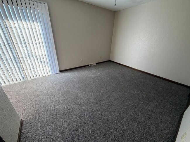 Building Photo - Townhome with a Bedroom Balcony Overlooking Lake Tapawingo