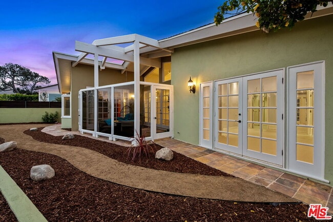 Building Photo - 221 Bellino Dr
